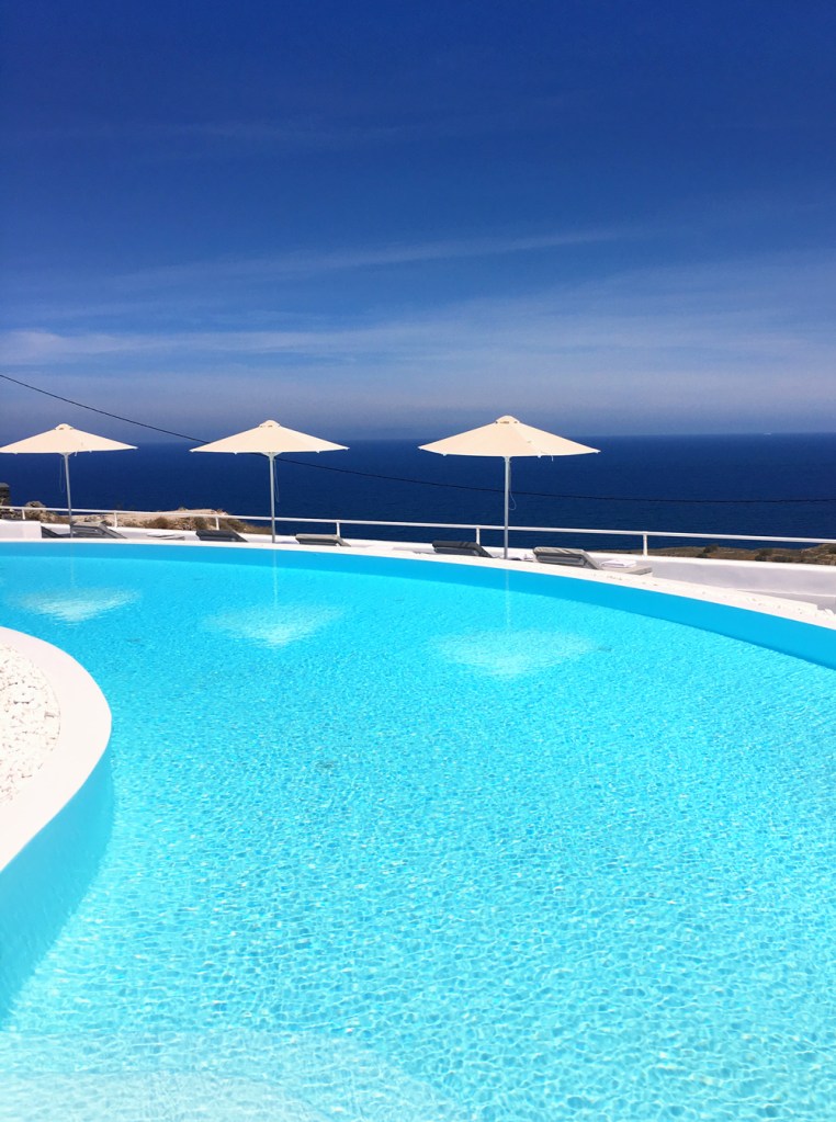 amber_light_hotel_santorini_pool_side