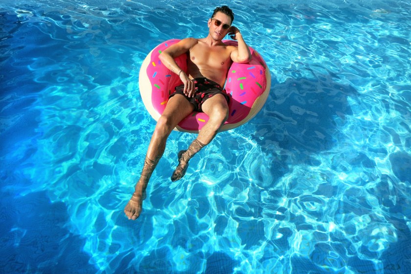 donut_pool_float_stylentonic